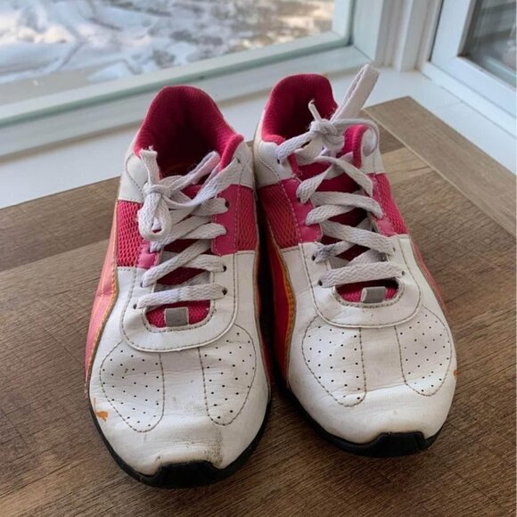 𝅺puma sneakers girls size 2.5. Leather, cushioned heel. Lots of bounce! - Picture 2 of 6